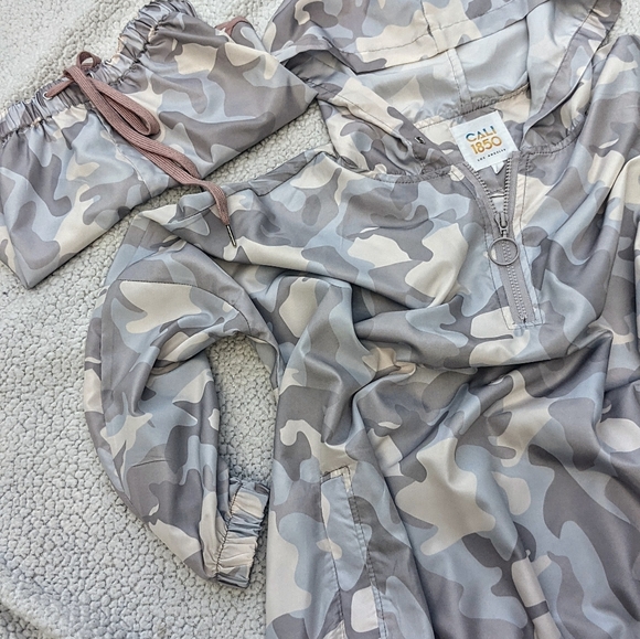 Camo Hooded Top w/ matching Shorts - Picture 4 of 7